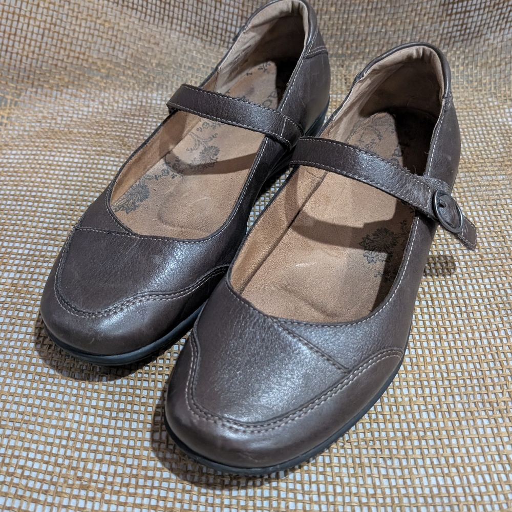 Taos Uncommon Mary Janes, Brown Leather, Womens 7.5
